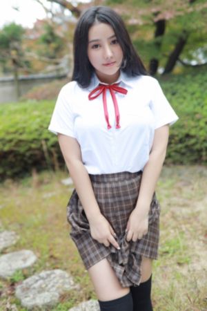 兄妹看电视时当着父母